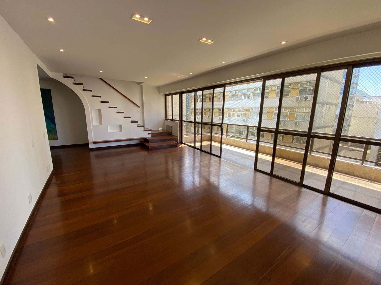 Cobertura  à venda, Rua  Rainha Guilhermina - Leblon. Varanda, 4 quartos, sendo 1 suíte, área externa com piscina. 330m². 2 vagas na escritura.