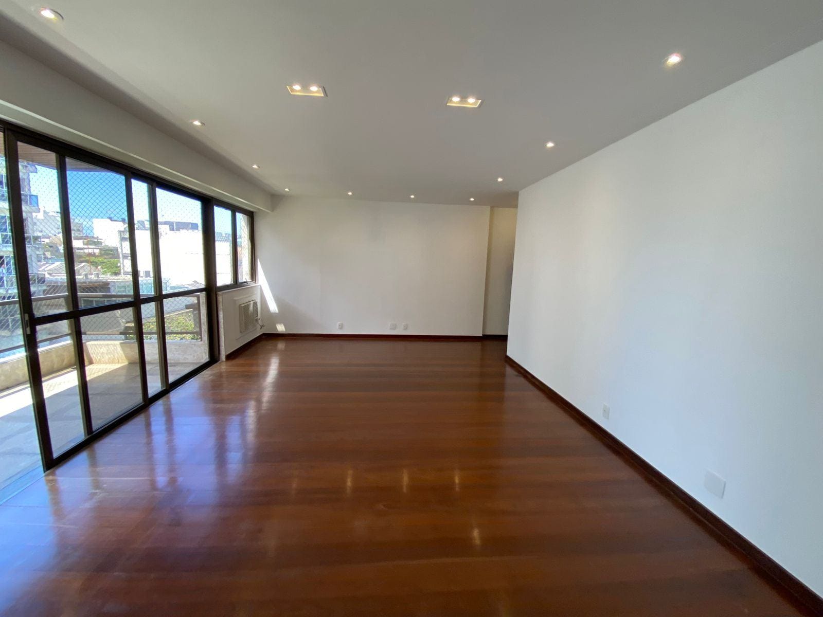 Cobertura  à venda, Rua  Rainha Guilhermina - Leblon. Varanda, 4 quartos, sendo 1 suíte, área externa com piscina. 330m². 2 vagas na escritura.
