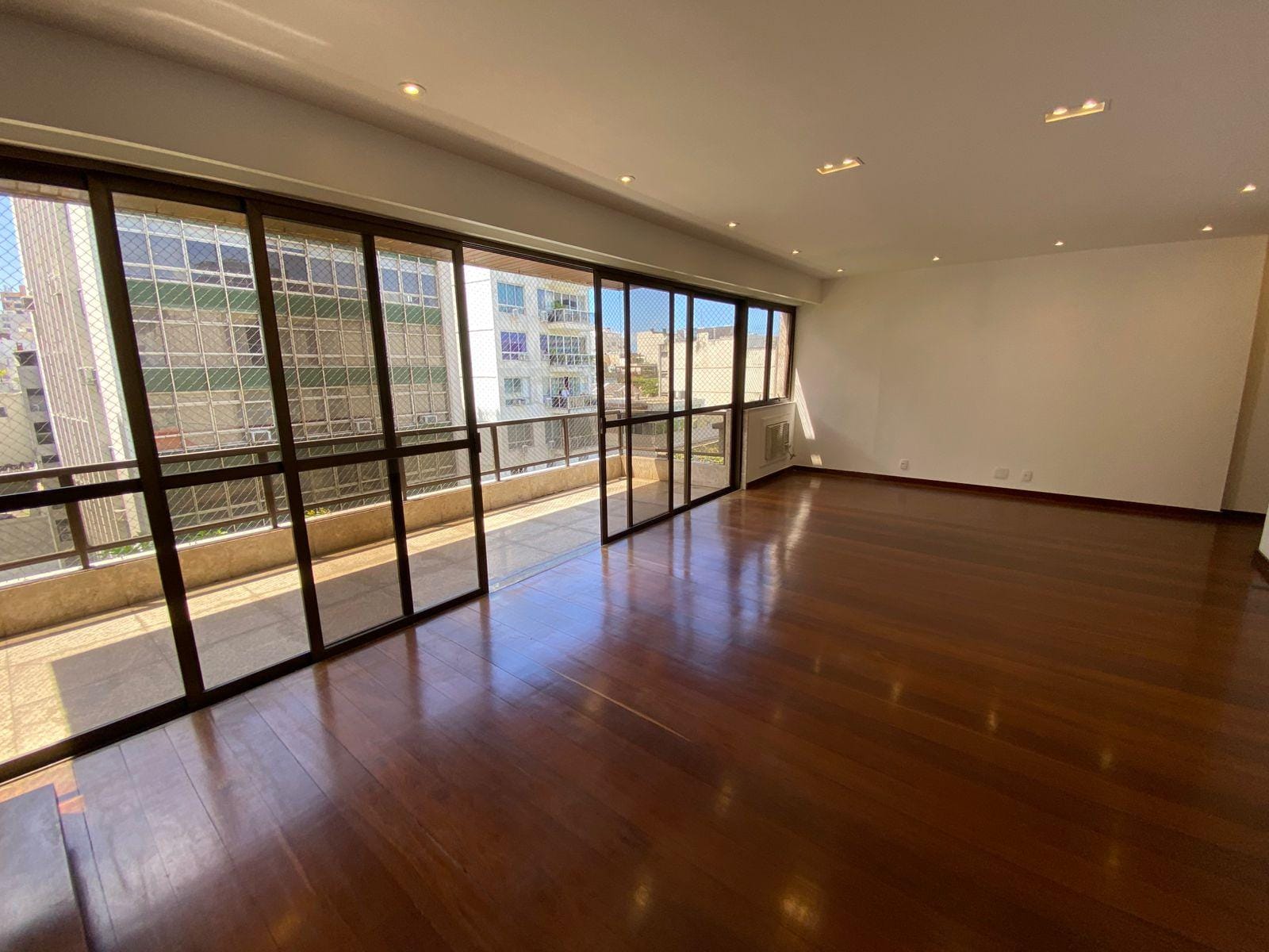 Cobertura  à venda, Rua  Rainha Guilhermina - Leblon. Varanda, 4 quartos, sendo 1 suíte, área externa com piscina. 330m². 2 vagas na escritura.