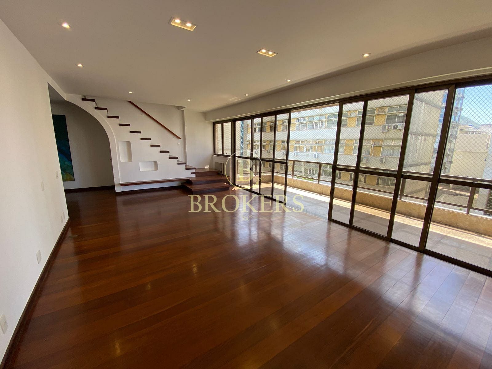 Cobertura  à venda, Rua  Rainha Guilhermina - Leblon. Varanda, 4 quartos, sendo 1 suíte, área externa com piscina. 330m². 2 vagas na escritura.