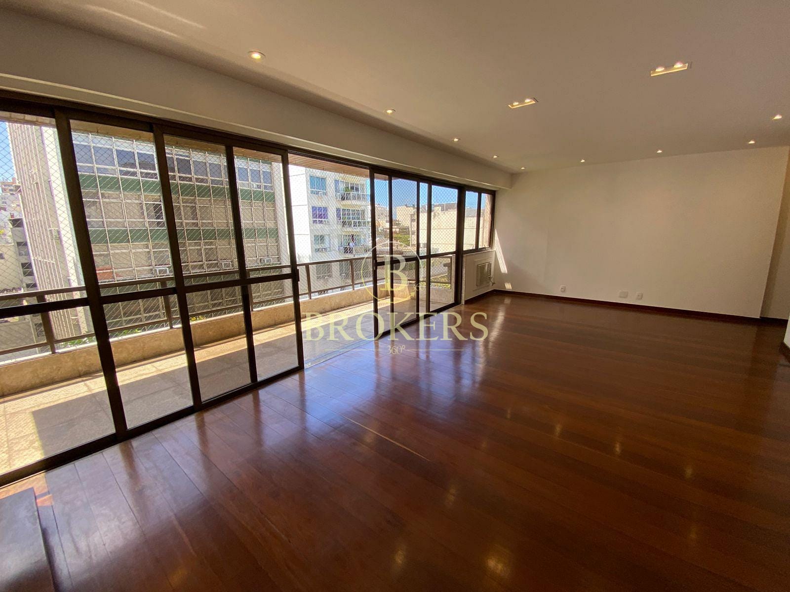 Cobertura  à venda, Rua  Rainha Guilhermina - Leblon. Varanda, 4 quartos, sendo 1 suíte, área externa com piscina. 330m². 2 vagas na escritura.