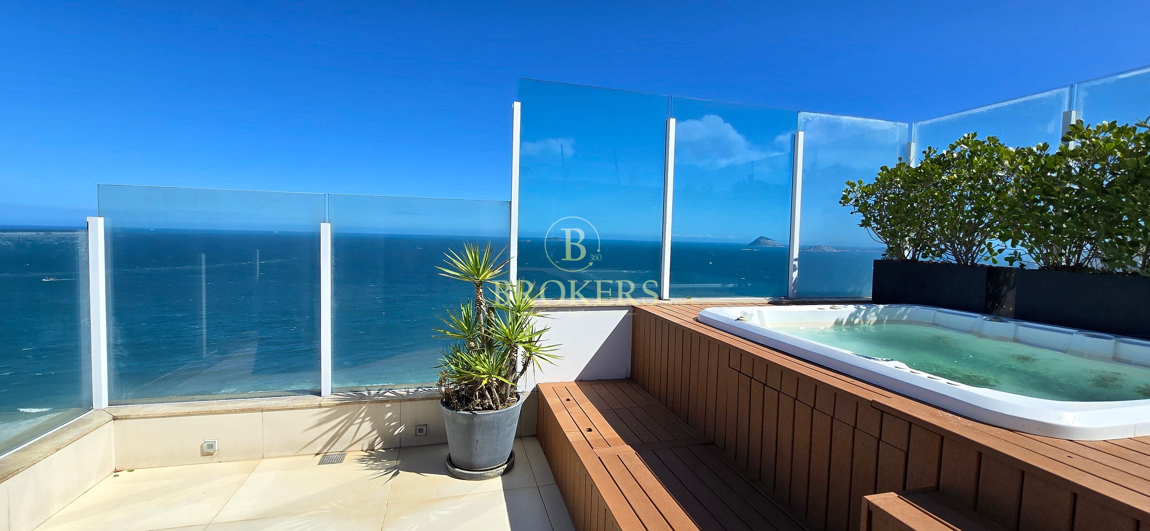 O Mirante Mais Alto do Rio: Cobertura Impecável com Vista 360º para Praia de Copacabana, Cristo e Pão de Açúcar.