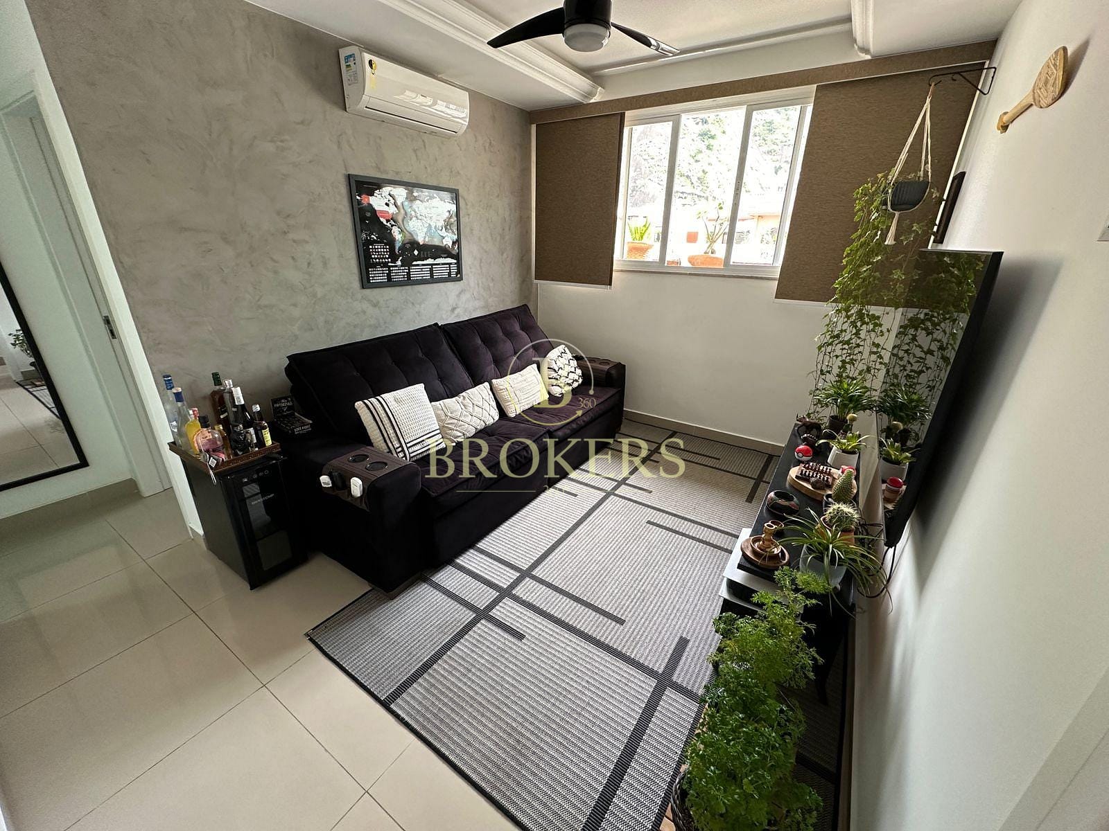 Cobertura modernizada a venda em Copacabana com vista para o Cristo! São 2 quartos e aconchegante área Gourmet.