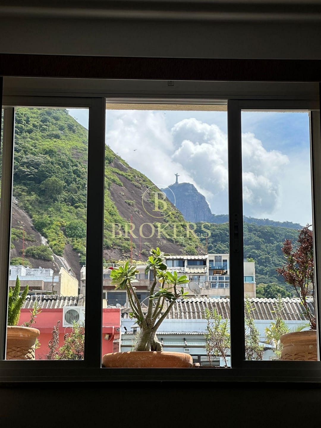 Cobertura modernizada a venda em Copacabana com vista para o Cristo! São 2 quartos e aconchegante área Gourmet.