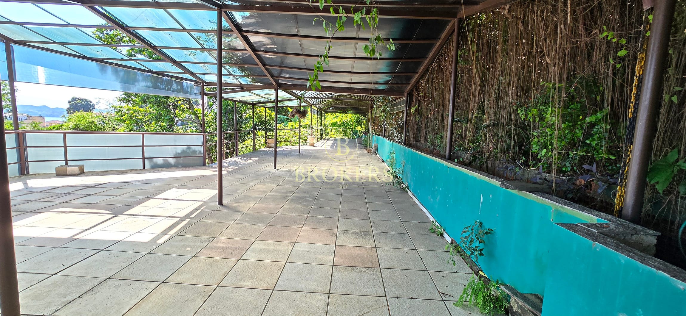 Cobertura única à venda em Santa Teresa: joia bruta triplex com 5 quartos, piscina, área gourmet, rooftop com vistas panorâmicas e terreno integrado de 1800 m²