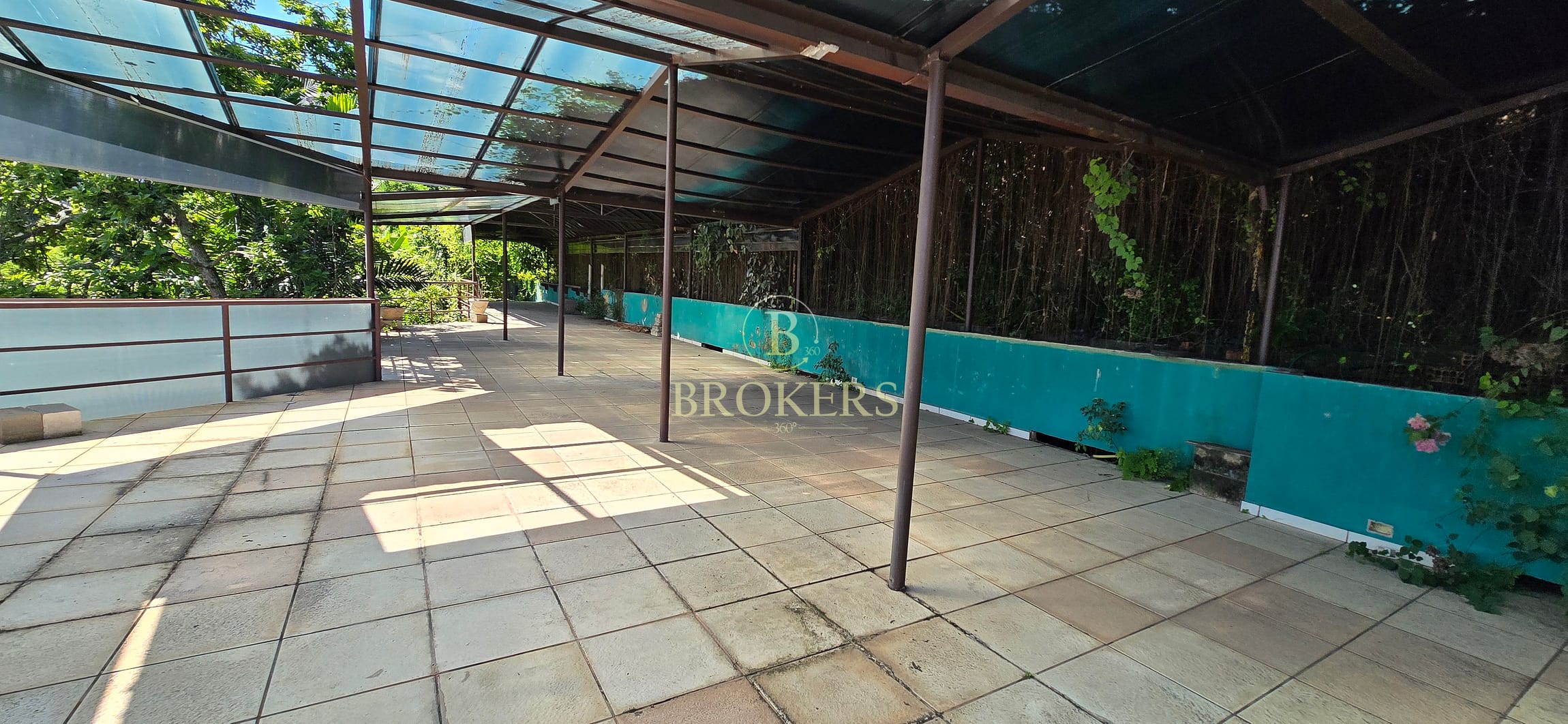 Cobertura única à venda em Santa Teresa: joia bruta triplex com 5 quartos, piscina, área gourmet, rooftop com vistas panorâmicas e terreno integrado de 1800 m²