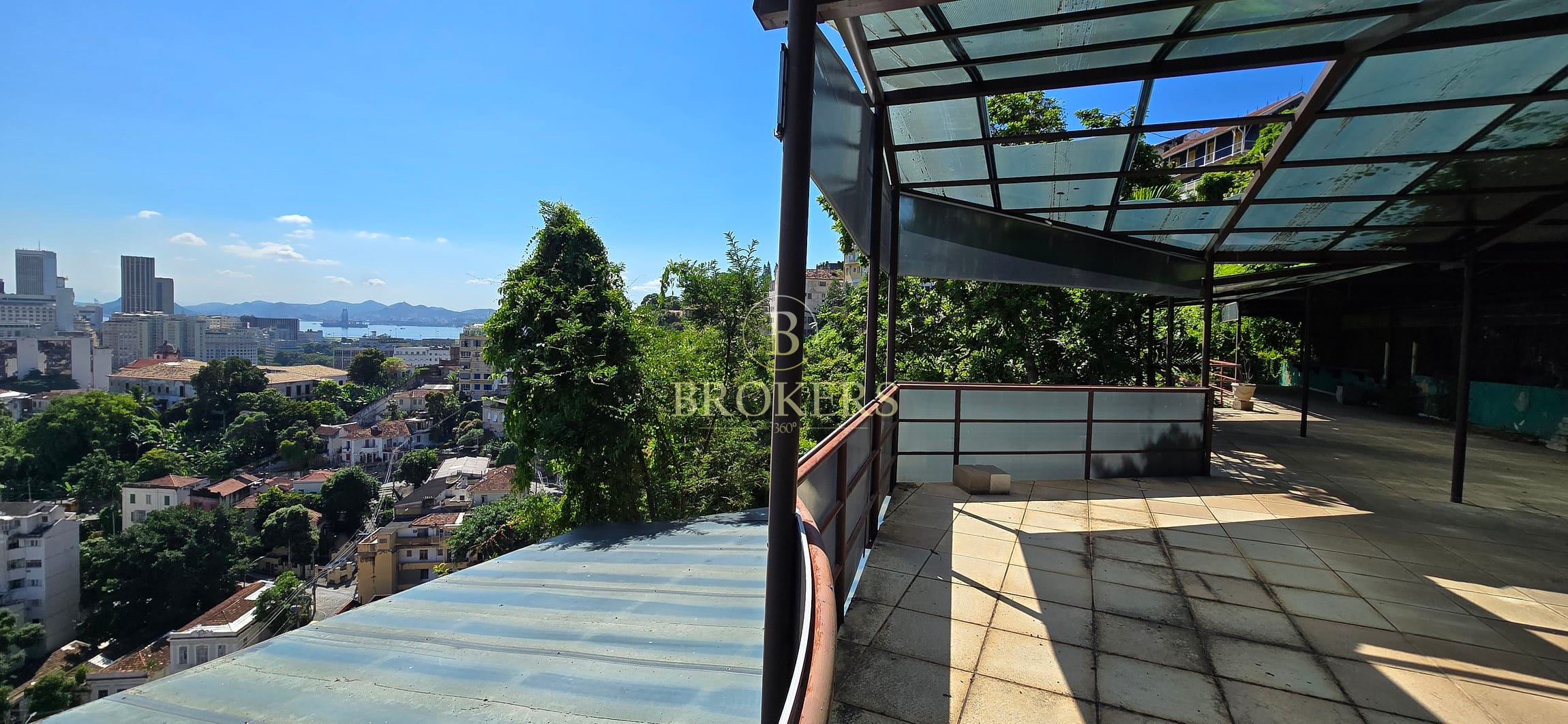 Cobertura única à venda em Santa Teresa: joia bruta triplex com 5 quartos, piscina, área gourmet, rooftop com vistas panorâmicas e terreno integrado de 1800 m²