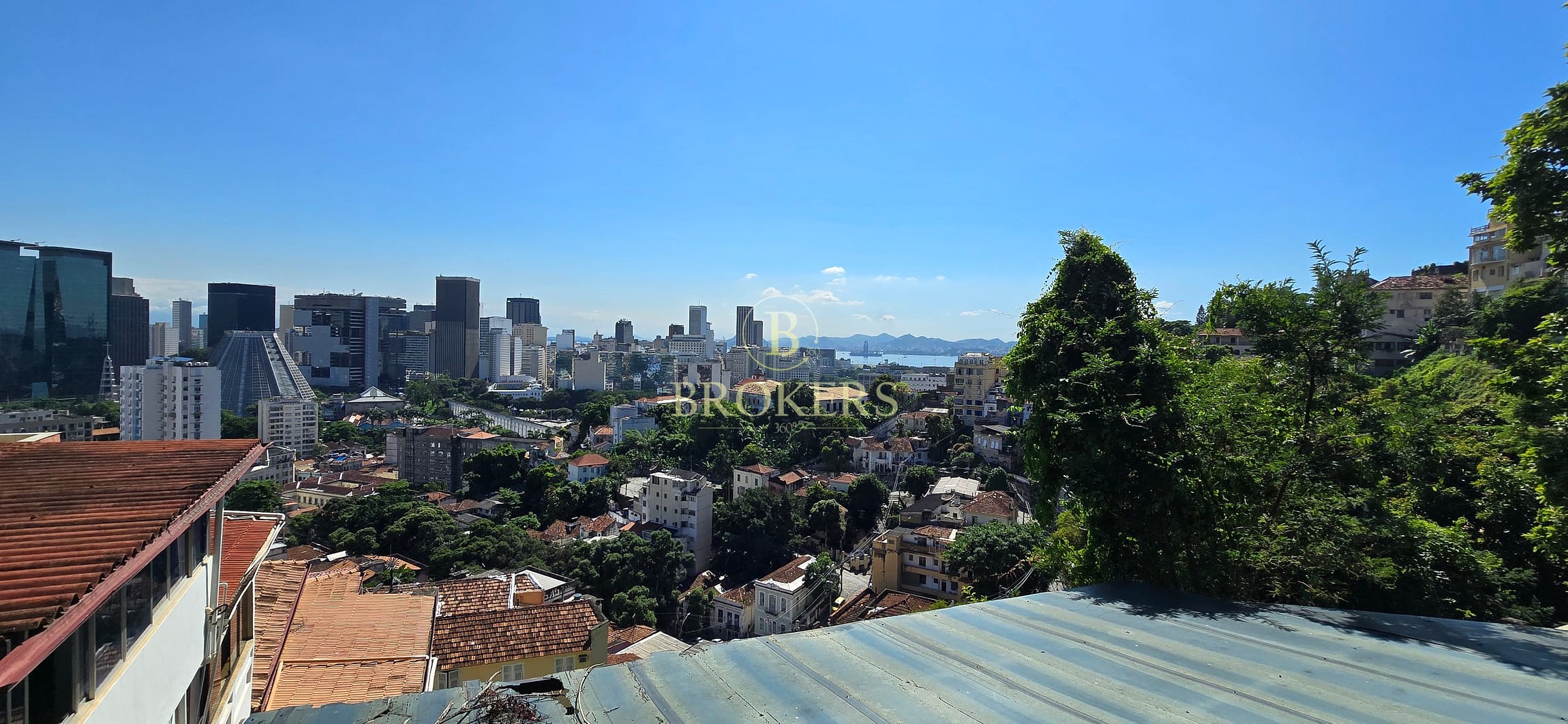 Cobertura única à venda em Santa Teresa: joia bruta triplex com 5 quartos, piscina, área gourmet, rooftop com vistas panorâmicas e terreno integrado de 1800 m²