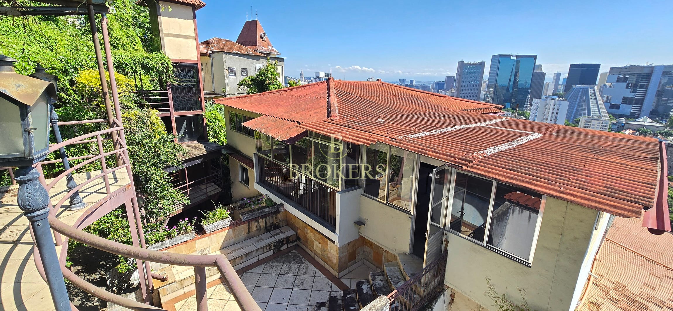 Cobertura única à venda em Santa Teresa: joia bruta triplex com 5 quartos, piscina, área gourmet, rooftop com vistas panorâmicas e terreno integrado de 1800 m²