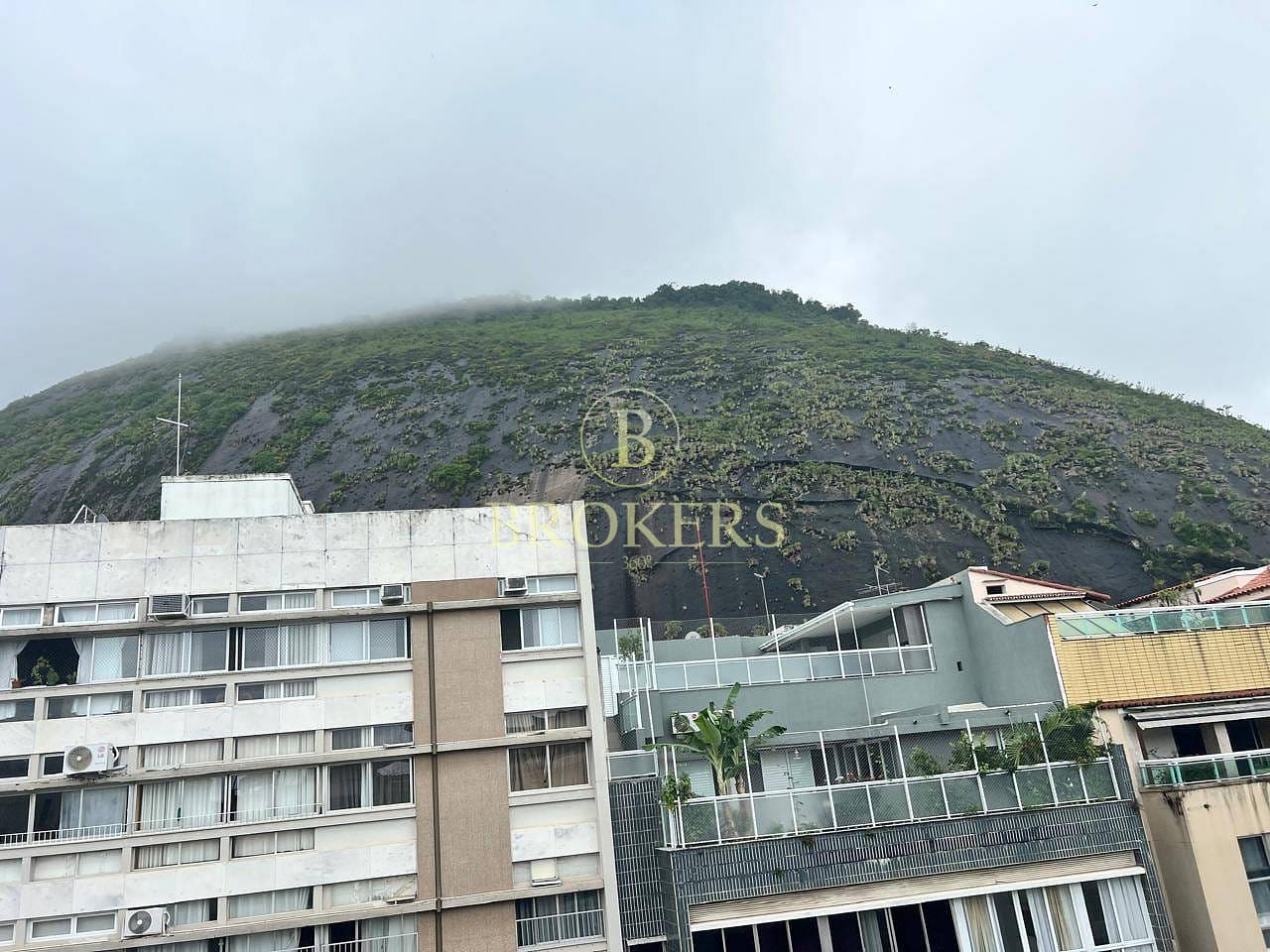 Cobertura duplex à venda - 4 quartos, joia bruta em rua tranquila com 2 vagas em Copacabana, Rio de Janeiro, RJ