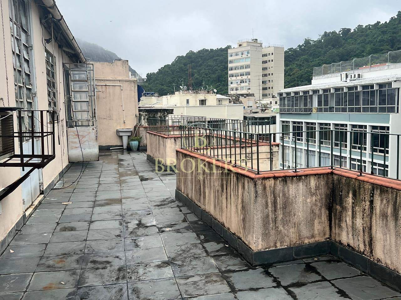 Cobertura duplex à venda - 4 quartos, joia bruta em rua tranquila com 2 vagas em Copacabana, Rio de Janeiro, RJ