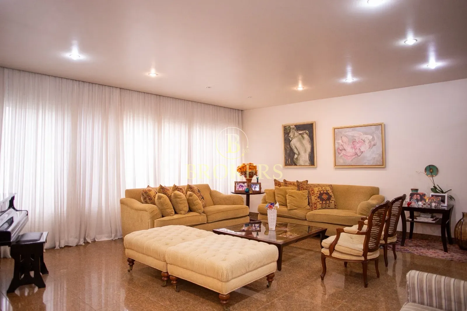 Cobertura duplex exclusivo de 426m² á venda entre ipanema e copacabana com vista parcial mar e planta circular
