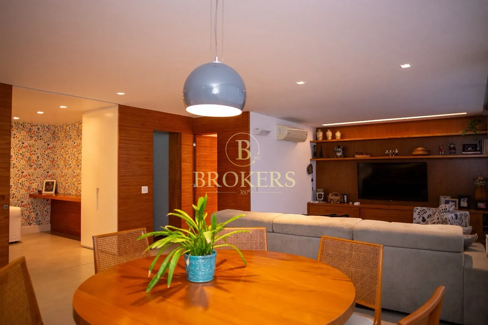 Cobertura duplex exclusivo de 426m² á venda entre ipanema e copacabana com vista parcial mar e planta circular