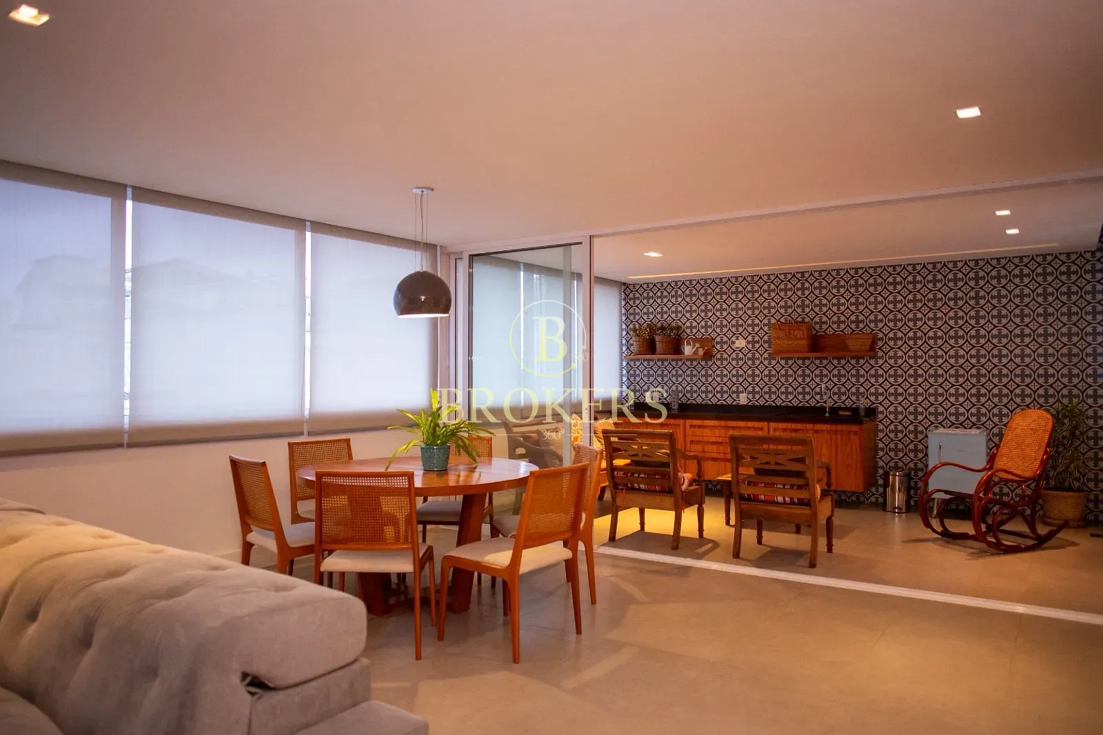 Cobertura duplex exclusivo de 426m² á venda entre ipanema e copacabana com vista parcial mar e planta circular