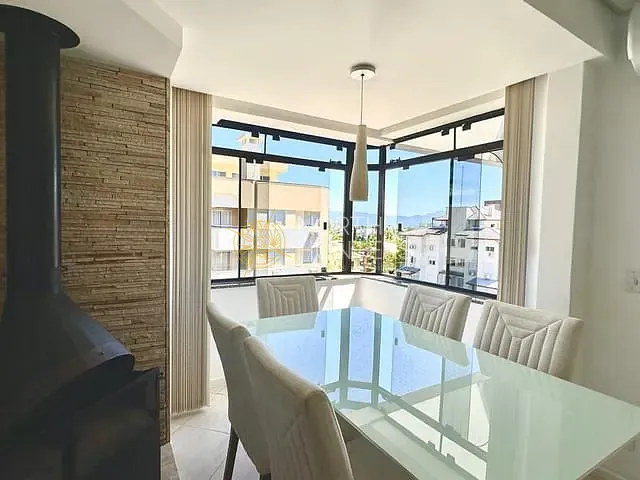 Cobertura / Penthouse com 165m² 3 quartos e 3 banheiros, à venda ou para alugar, no bairro Jurerê Internacional em Florianópolis