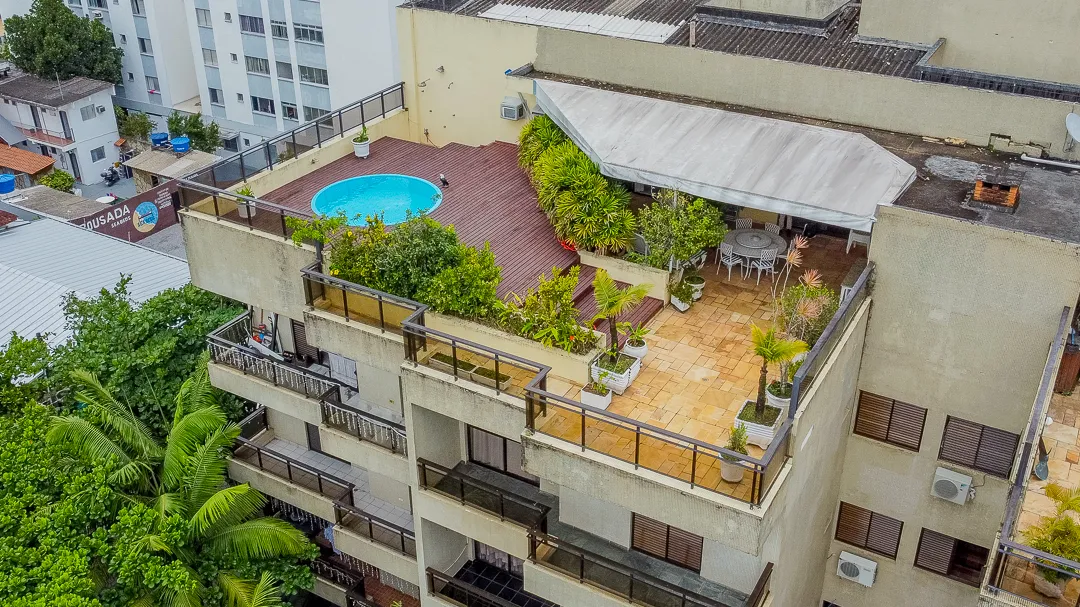Cobertura para venda e locação em Enseada com 5 quartos, sendo 2 suítes, 382m²
