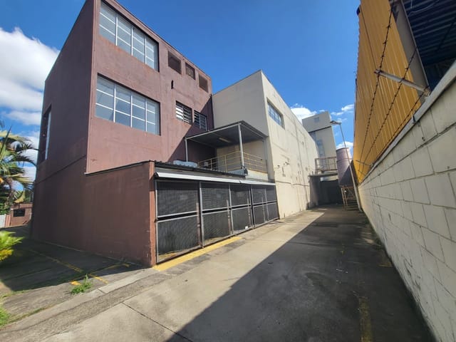 Prédio à venda ou para alugar, no bairro Jardim Independência em Taubaté