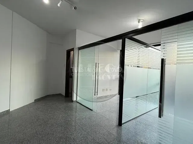 Prédio com 28m², à venda, no bairro Centro em Curitiba