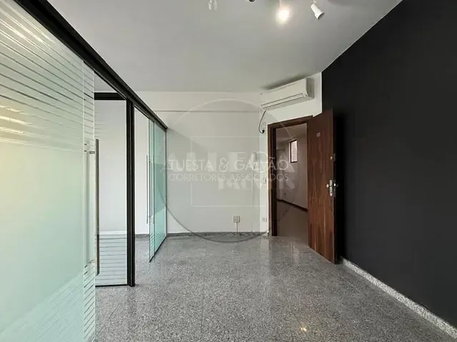 Prédio com 28m², à venda, no bairro Centro em Curitiba