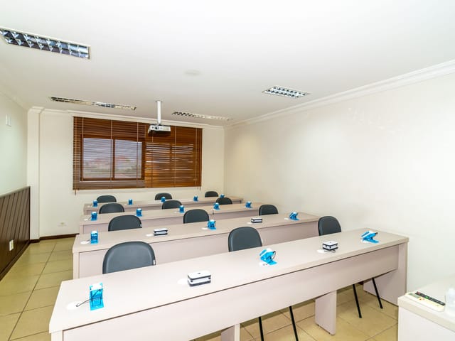 Prédio com 880m² 20 quartos e 10 banheiros, à venda, no bairro Boa Vista em Londrina