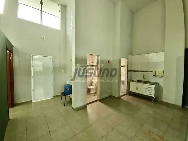 Prédio com 240m², para alugar, no bairro Centro em Mongaguá