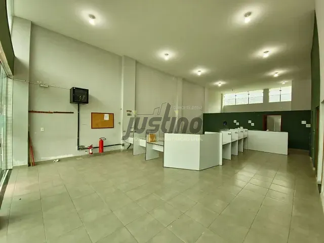 Prédio com 240m², para alugar, no bairro Centro em Mongaguá