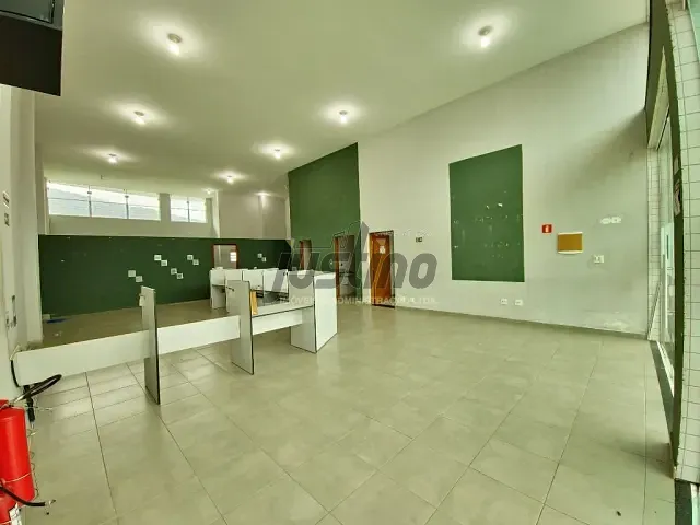 Prédio com 240m², para alugar, no bairro Centro em Mongaguá