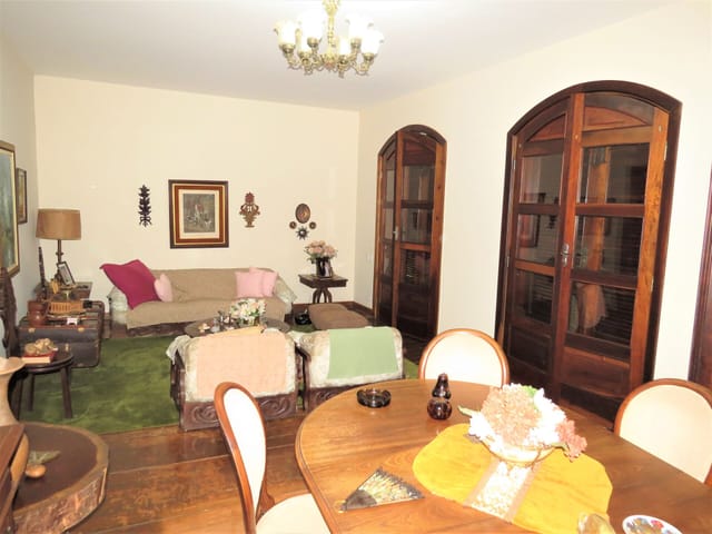 Prédio com 585m² 4 quartos e 3 banheiros, à venda, no bairro Centro em Londrina