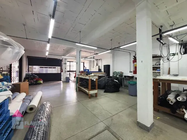 Prédio com 250m², à venda, no bairro Jardim Pirajussara em São Paulo
