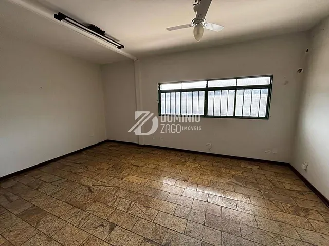 Galpão / Barracão com 950m², para alugar, no bairro São Benedito em Uberaba