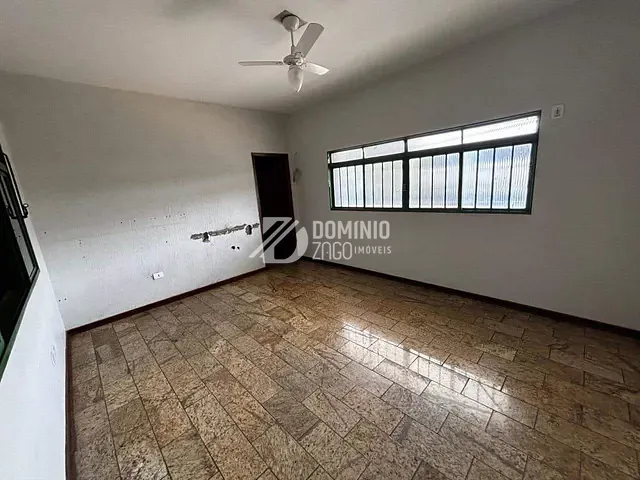 Galpão / Barracão com 950m², para alugar, no bairro São Benedito em Uberaba