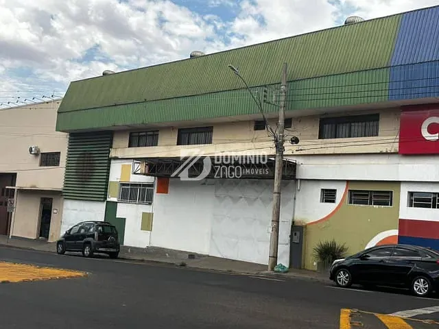 Galpão / Barracão com 950m², para alugar, no bairro São Benedito em Uberaba