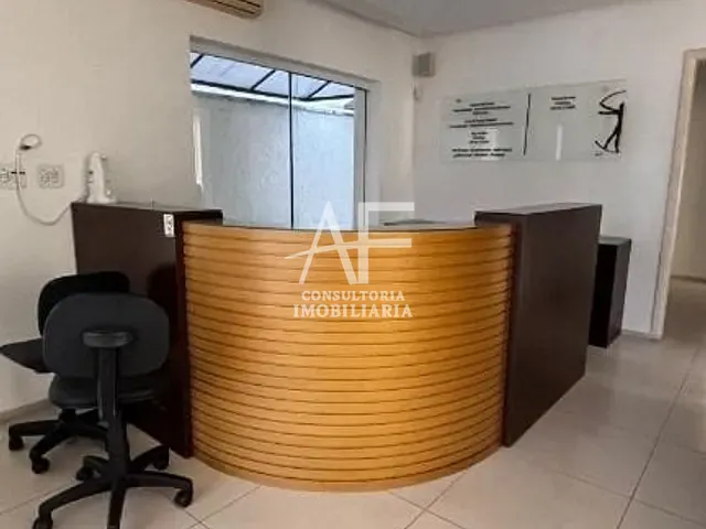 Prédio com 250m², para alugar, no bairro Centro em Pindamonhangaba