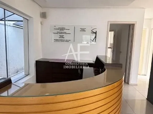 Prédio com 250m², para alugar, no bairro Centro em Pindamonhangaba