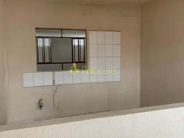 Prédio com 300m², à venda, no bairro Jardim Rosely em Pindamonhangaba