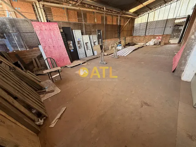 Prédio com 1000m², para alugar, no bairro Vila São Luiz em Ourinhos
