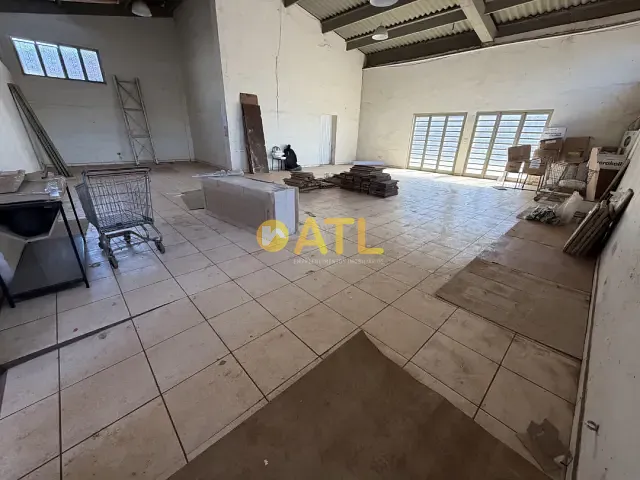Prédio com 1000m², para alugar, no bairro Vila São Luiz em Ourinhos