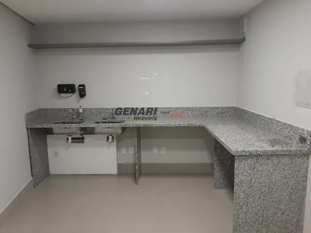 Prédio com 242m², para alugar, no bairro Vila Almeida em Indaiatuba