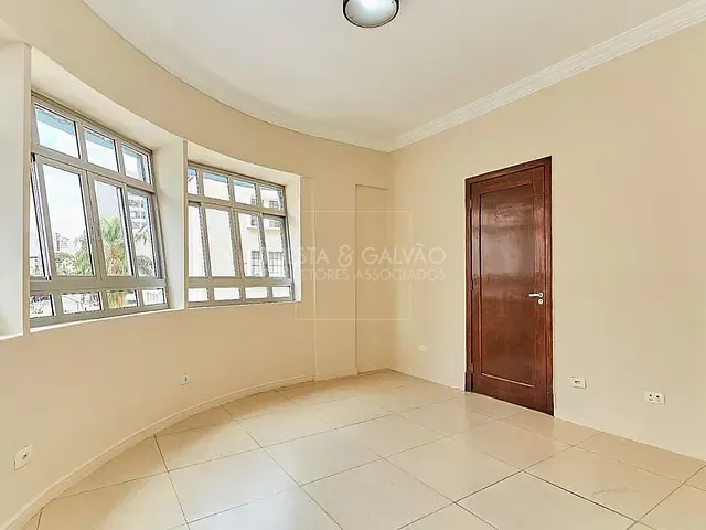 Prédio com 54m², para alugar, no bairro Centro em Curitiba