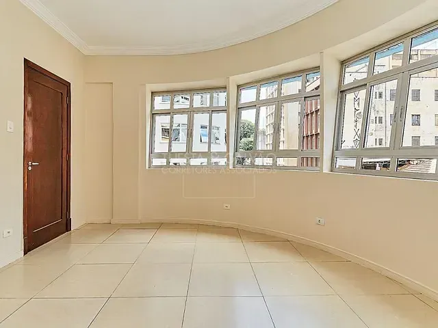 Prédio com 54m², para alugar, no bairro Centro em Curitiba