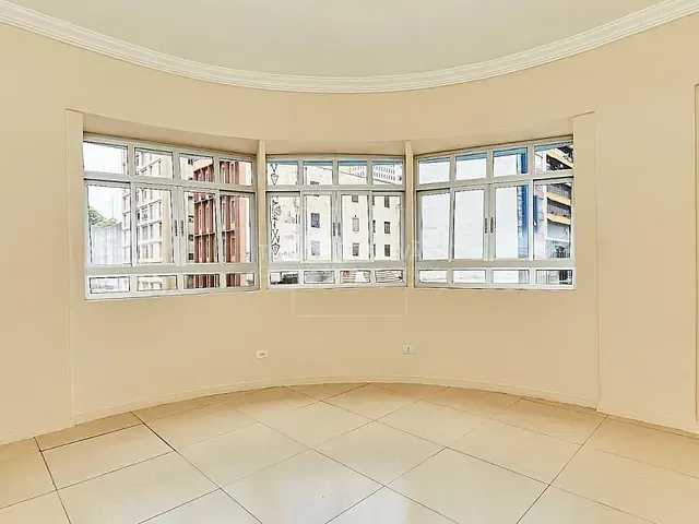 Prédio com 54m², para alugar, no bairro Centro em Curitiba