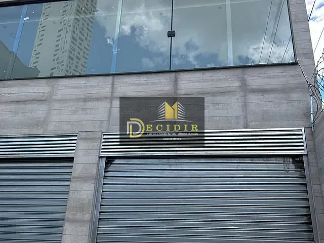 Prédio com 900m², para alugar, no bairro Quarta Parada em São Paulo