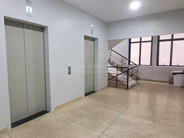 Prédio com 36m², para alugar, no bairro Centro em Curitiba