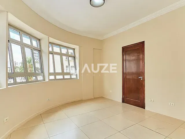 Prédio com 54m², para alugar, no bairro Centro em Curitiba