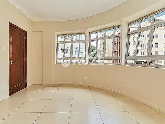 Prédio com 54m², para alugar, no bairro Centro em Curitiba
