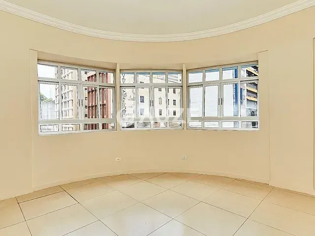 Prédio com 54m², para alugar, no bairro Centro em Curitiba