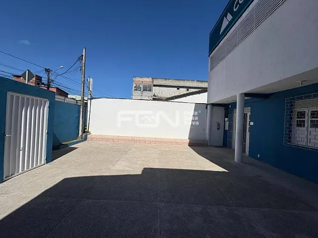 Prédio com 600m², para alugar, no bairro Dois de Julho em Camaçari