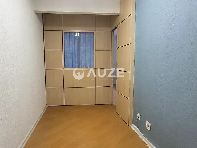 Prédio com 36m², para alugar, no bairro Centro em Curitiba