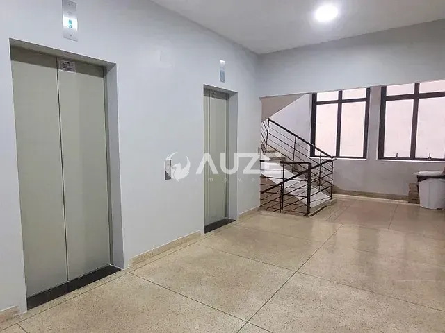 Prédio com 36m², para alugar, no bairro Centro em Curitiba