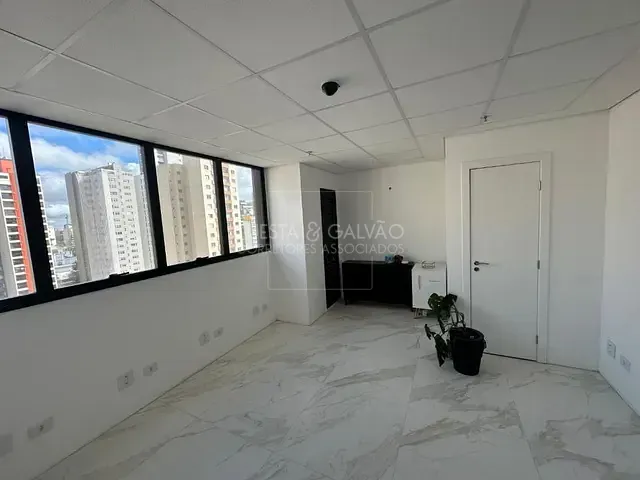 Prédio com 21m², para alugar, no bairro Centro em Curitiba